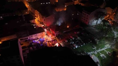 Patlama sesleri gelen gecekondu bah&ccedil;esinde &ccedil;ıkan yangın yan binaya sı&ccedil;radı
