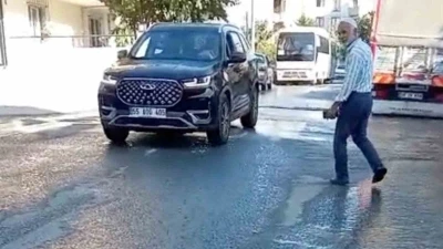 Patlayan borudan sular dereye aktı, vatandaşlar tepki gösterdi
