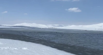 Patnos Barajı, karla &ouml;rt&uuml;l&uuml; dağlar ve mavi rengiyle b&uuml;y&uuml;ledi
