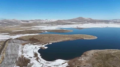 Patnos barajında kış güzelliği; Mavi ve beyazın buluşması
