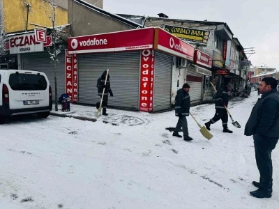 Patnos Belediyesi&rsquo;nden karla m&uuml;cadelede yoğun mesai
