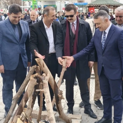 Patnos&rsquo;ta baharın coşkusu: Nevruz ateşi birlik i&ccedil;in yandı
