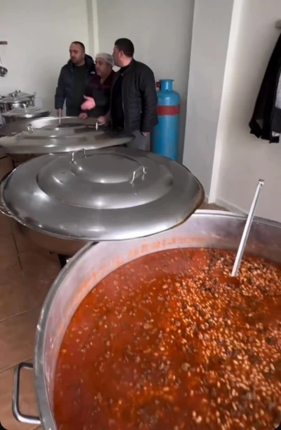 Patnos&rsquo;ta belediyenin sıcak yemek hizmeti devam ediyor
