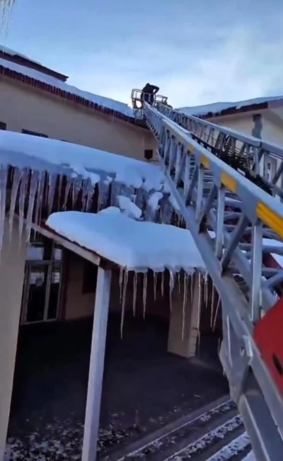 Patnos&rsquo;ta buz sarkıtlarına Karşı sahada &ccedil;alışmalarını s&uuml;rd&uuml;r&uuml;yor
