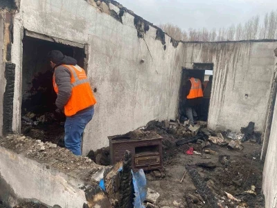 Patnos’ta evi yanan aileye dernekten yardım eli
