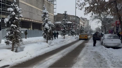 Patnos&rsquo;ta kar yağışı yeniden etkisini g&ouml;sterdi
