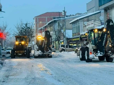 Patnos&rsquo;ta kar yağışının ardından temizlik seferberliği
