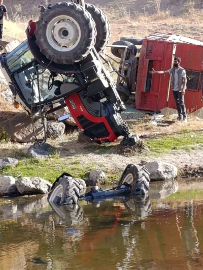 Patnos’ta traktör dereye yuvarlandı
