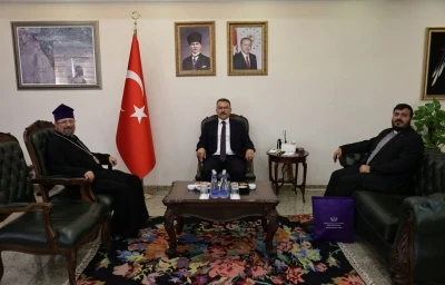 Patriğin ziyareti öncesi çift başlı kartal figürlü tablonun asılı olmadığı görüldü
