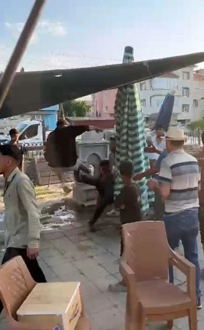 Pazar yerinde 3 kişi, bir genci tekme tokat dövdü
