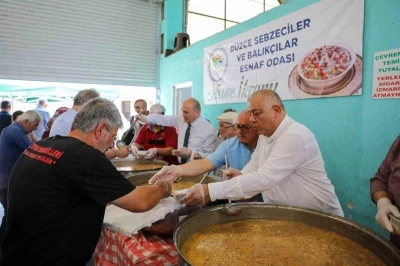 Pazar yerinde aşure ikramı g&ouml;n&uuml;lleri buluşturdu

