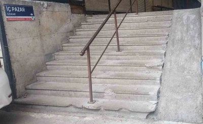 Pazar yerine yapılan engelli rampaları tepki &ccedil;ekti
