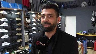 Pazarcı esnaf bedava bin &ccedil;ift ayakkabı dağıttı, halktan dua istedi
