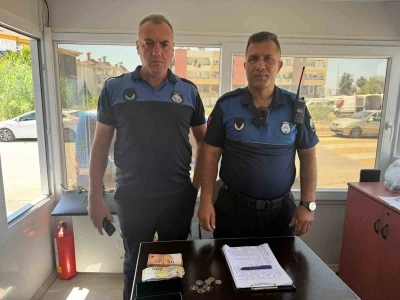 Pazarda sahte d&ouml;viz ve altınlarla alışveriş yapmaya &ccedil;alıştı, esnaf ve zabıtanın dikkatiyle yakalandı
