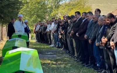 Pazardan mezara: 3 kardeş ve enişteleri yan yana defnedildi
