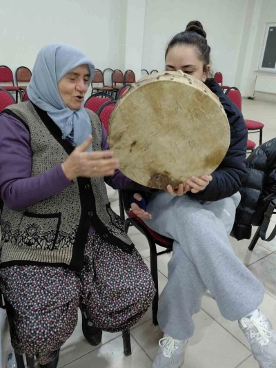 Pazarlar&rsquo;da halk oyunları kursunda seslendirilen y&ouml;resel ezgiler
