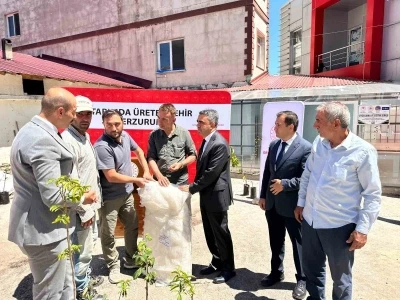 Pazaryolu&rsquo;nda &uuml;reticilere bin meyve fidanı ve 11 sera naylonu desteği
