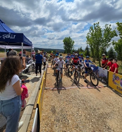 Pedal sporcuları Eskişehir&rsquo;de podyum i&ccedil;in yarıştı
