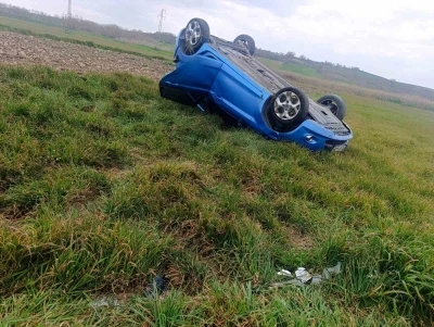 Pehlivank&ouml;y&rsquo;de taralaya u&ccedil;an otomobilin s&uuml;r&uuml;c&uuml;s&uuml; yaralandı
