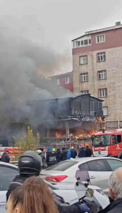 Pendik Kaynarca&rsquo;da bir ara&ccedil;ta başlayan yangın &ccedil;evrede bulunan bina ve mekanlara da sı&ccedil;radı. Olay yerine &ccedil;ok sayıda itfaiye ekibi sevk edildi.
