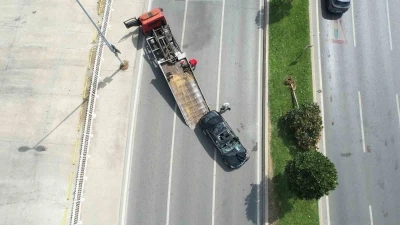 Pendik Sahil Yolu’nda kaza: Lüks otomobil takla atarak devrildi

