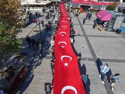 Pendik’te 102 metrelik Türk bayrağıyla Cumhuriyet kutlaması havadan görüntülendi
