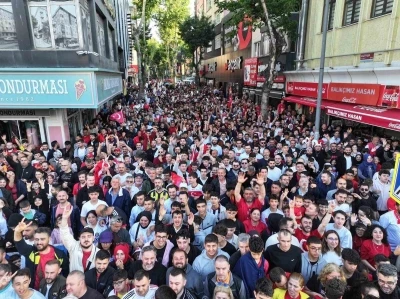 Pendik&rsquo;te 20 bin kişilik milli heyecan havadan g&ouml;r&uuml;nt&uuml;lendi
