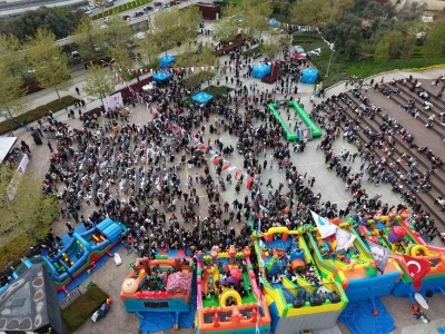 Pendik&rsquo;te 23 Nisan coşkusunun yaşandığı &ccedil;ocuk şenliği havadan g&ouml;r&uuml;nt&uuml;lendi
