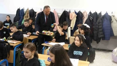 Pendik&rsquo;te ara tatil sonrası ilk ders zili bayram coşkusuyla &ccedil;aldı
