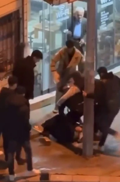 Pendik&rsquo;te darp anları kameraya yansıdı: 4 saldırgan 1 kişiyi hedef aldı
