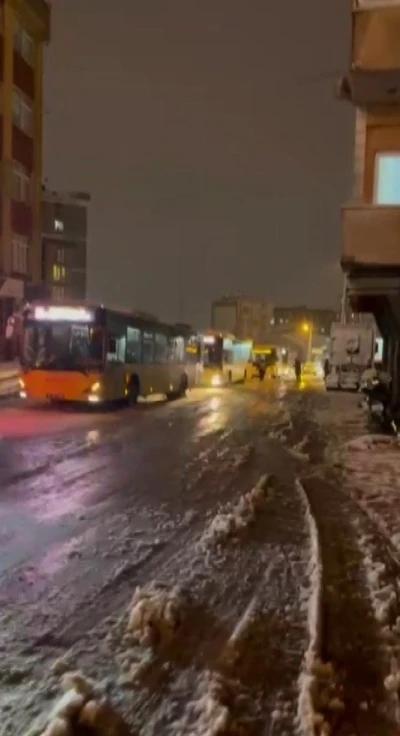Pendik&rsquo;te ekipler karları temizledi, lastiği uygun olmayan İETT otob&uuml;s&uuml; yolda kaldı
