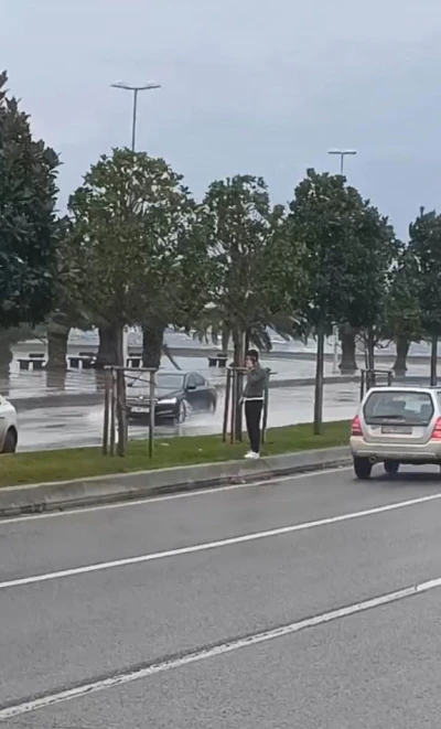 Pendik&rsquo;te fırtına nedeniyle deniz suyu sahil yoluna vurdu
