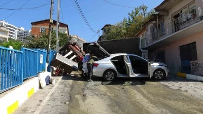 Pendik’te freni tutmayan çekici ortalığı savaş alanına çevirdi: 2 araca ve apartmana çarptı
