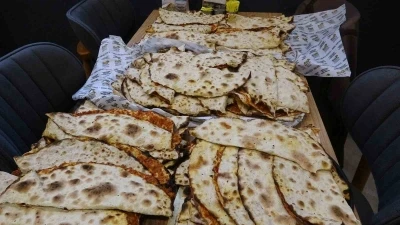 Pendik&rsquo;te Milli Takım sevinci: 20 bin lokma, 1000 lahmacun dağıtıldı
