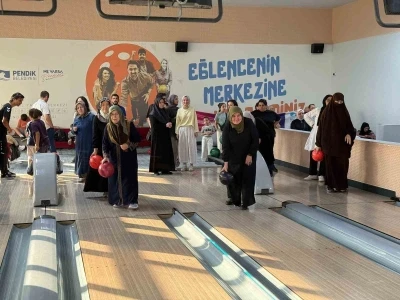 Pendik’te &quot;Gelin - Kaynana&quot; bowling mücadelesi renkli görüntülere sahne oldu
