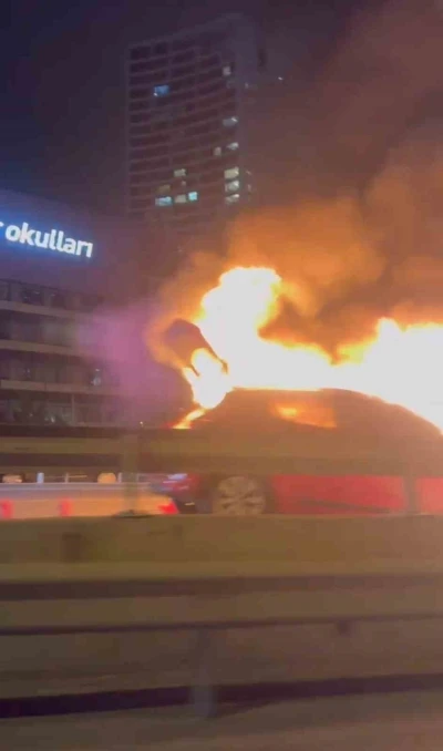 Pendik’te seyir halindeki otomobil alev alev yandı
