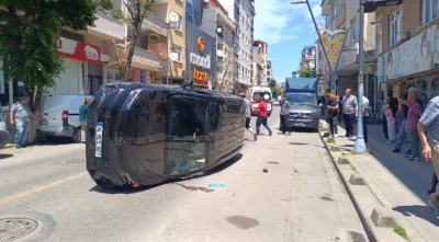 Pendik&rsquo;te takla atan otomobil park halindeki araca &ccedil;arptı: 1 yaralı
