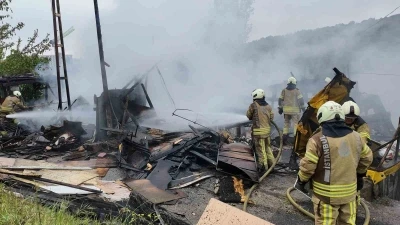 Pendik&rsquo;te yanan gecekondu kullanılamaz hale geldi: 2 engelli vatandaş kurtarıldı
