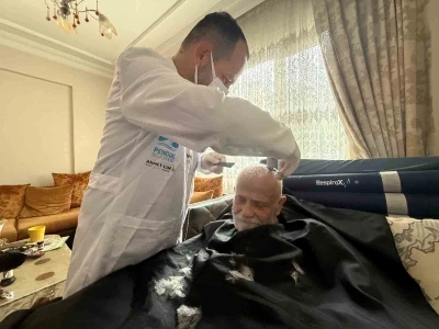 Pendik&rsquo;te yatağa bağımlı hastalara berber hizmeti devam ediyor
