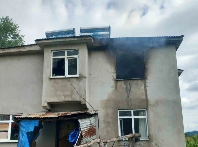 Perdenin tutuşmasıyla ev yandı: Eşyalar kül oldu
