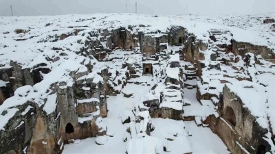 Perre Antik Kenti beyazlara b&uuml;r&uuml;nd&uuml;
