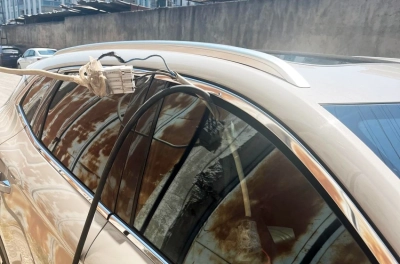 Pes Dedirten Olay:  Ka&ccedil;ak Elektrik Hattı &Ccedil;ekip Aracını Şarj Etti