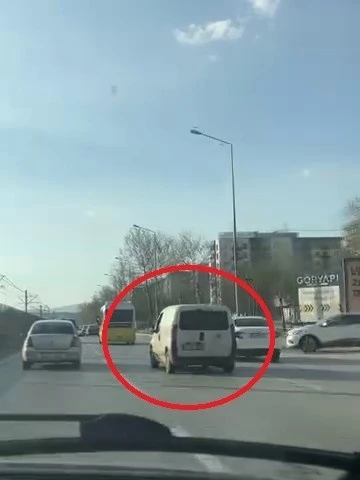 Peş peşe makas attı, trafiği tehlikeye d&uuml;ş&uuml;rd&uuml;
