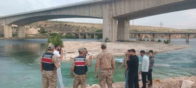 Piknik yapan 8 kişi sular y&uuml;kselince mahsur kaldı
