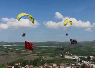 Pilotlar g&ouml;ky&uuml;z&uuml;nde T&uuml;rk bayrağı a&ccedil;arak 19 Mayıs Atat&uuml;rk&rsquo;&uuml; Anma Gen&ccedil;lik ve Spor Bayramı&rsquo;nı kutladı
