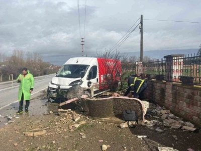 Pınarhisar&rsquo;da panelvan ara&ccedil; &ccedil;eşmeye &ccedil;arptı: 1 yaralı
