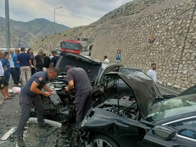 Pirinkayalar T&uuml;neli &ccedil;ıkışında otomobiller kafa kafaya &ccedil;arpıştı: 4 yaralı
