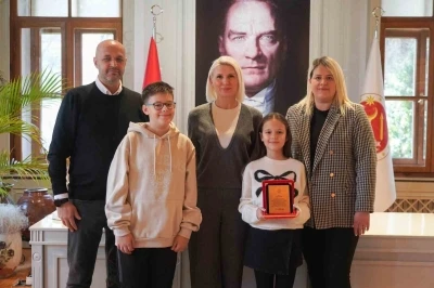 Piyano Festivali ve Yarışması&rsquo;nda dereceye giren gen&ccedil; piyanist &ouml;d&uuml;llendirildi
