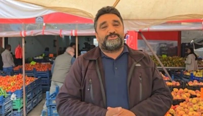 Piyasaya aldırış etmedi, uygun fiyata sebze meyve satışı yaparak g&ouml;n&uuml;lleri kazandı