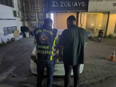 Plakasız l&uuml;ks aracıyla drift atan maganda kameraya yansıdı
